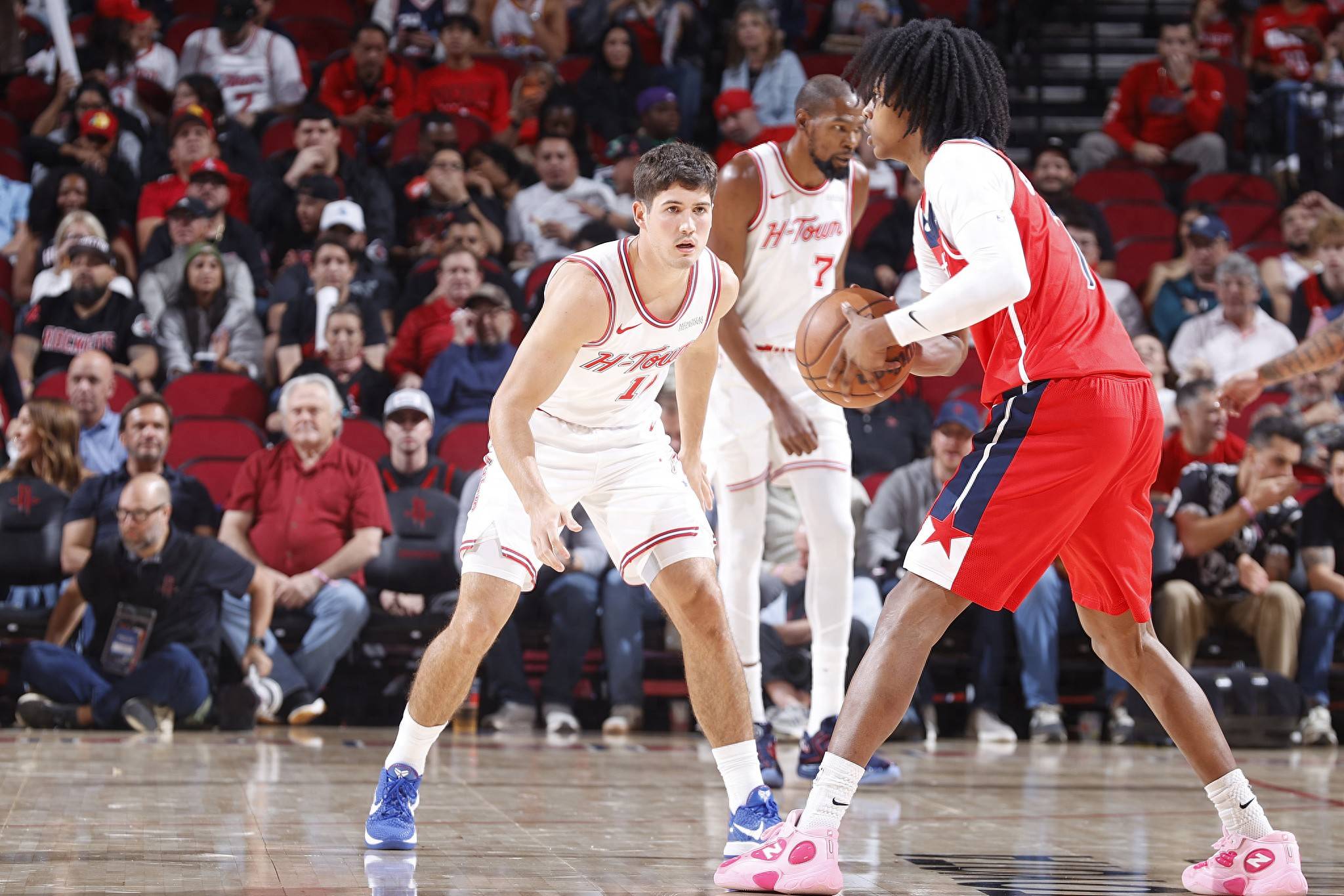 具备三点共 具备三点共